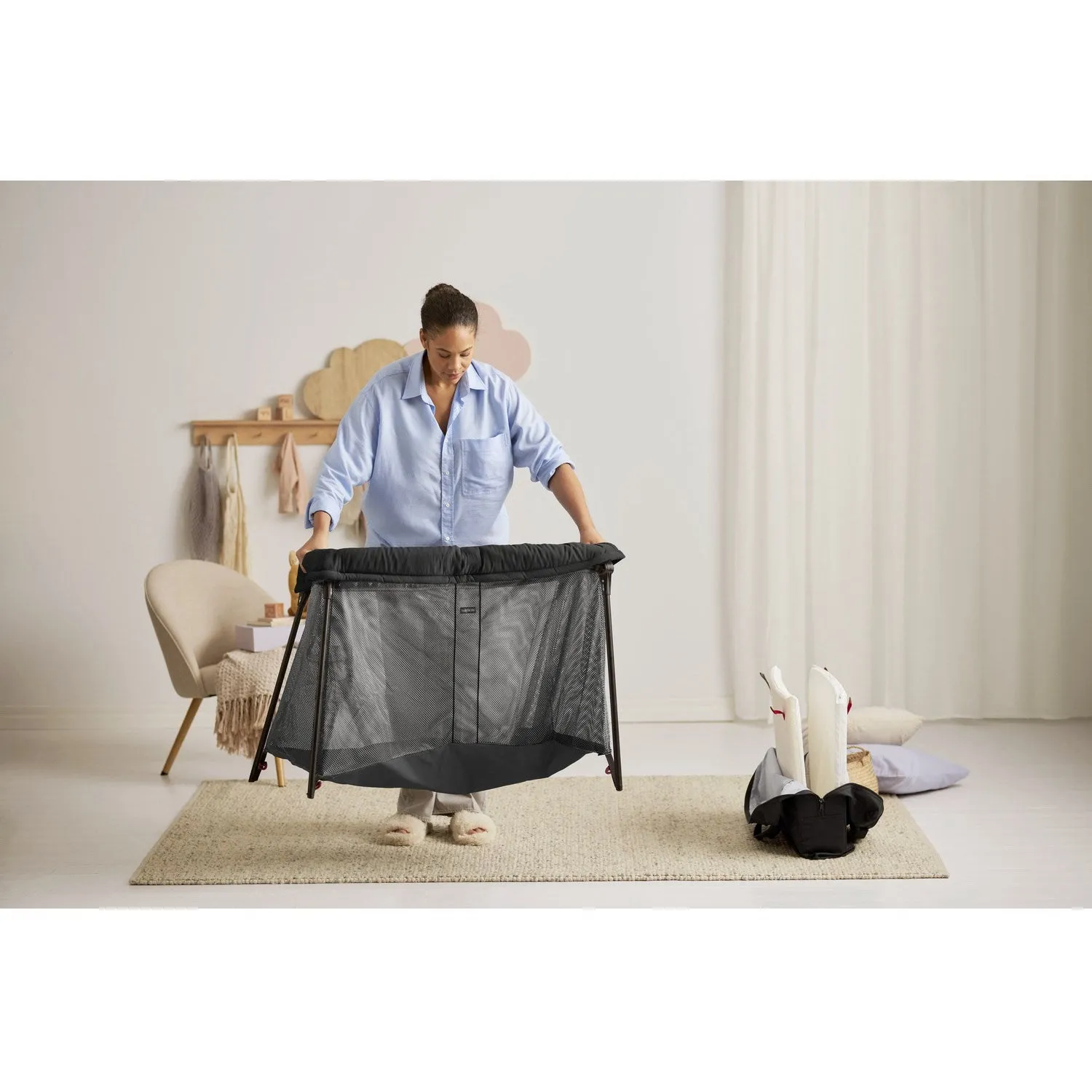 BabyBjörn Black Travel Cot Light With Fitted Sheet