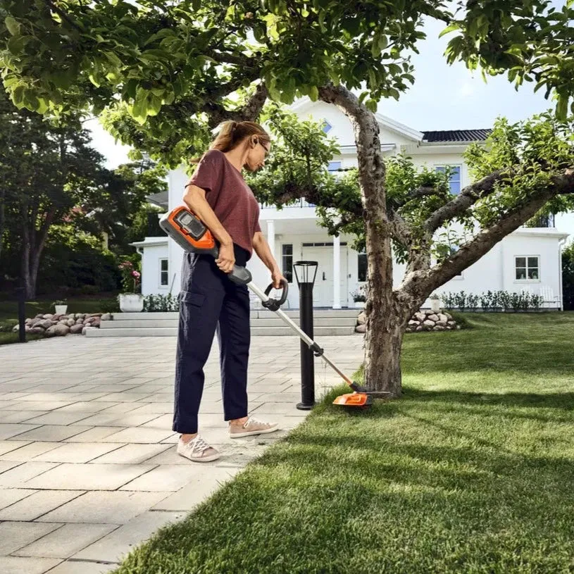 Husqvarna 215iL Cordless Strimmer