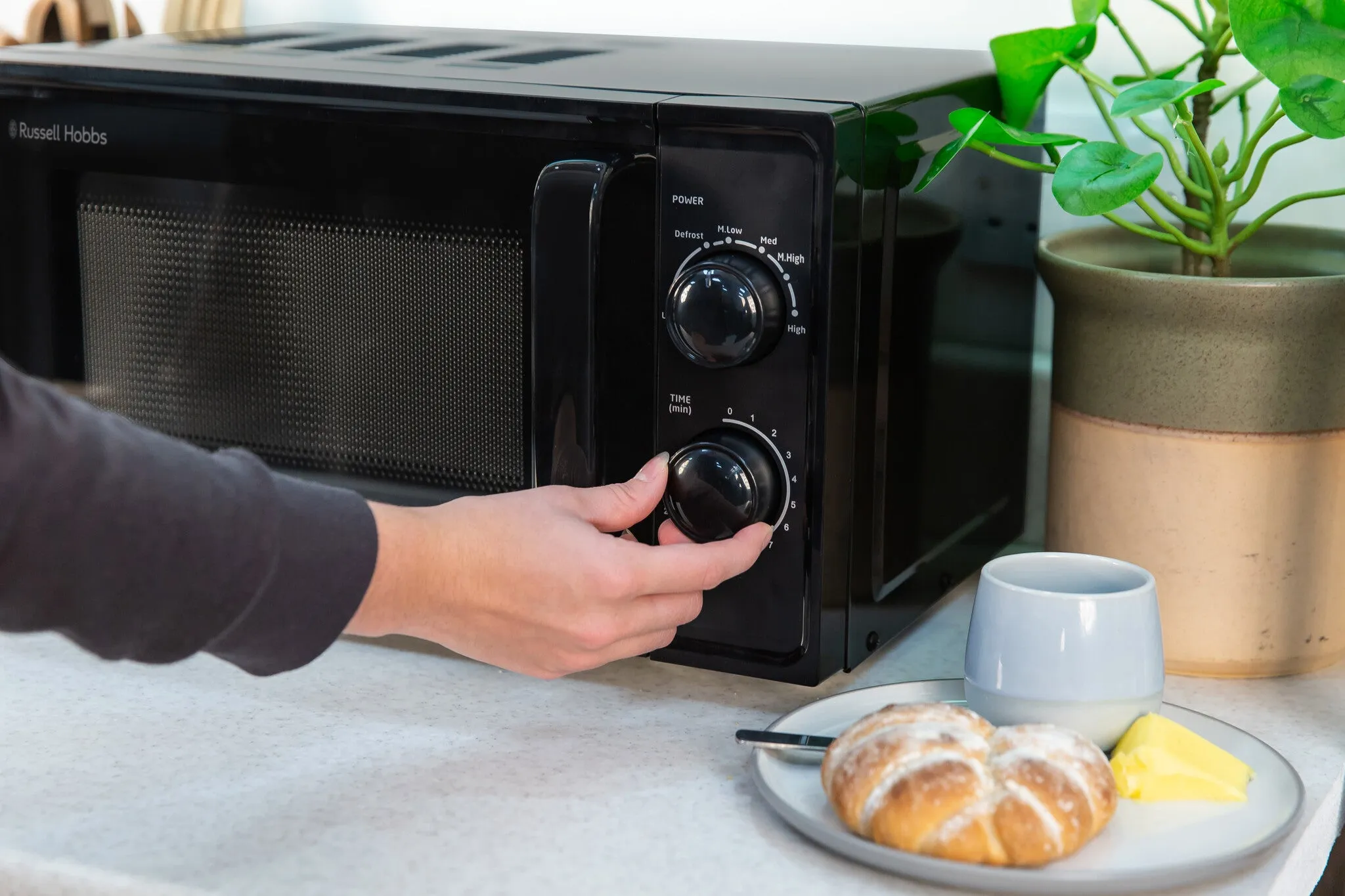 Russell Hobbs RHM1725B microwave Black Solo microwave Countertop 17 L 700 W