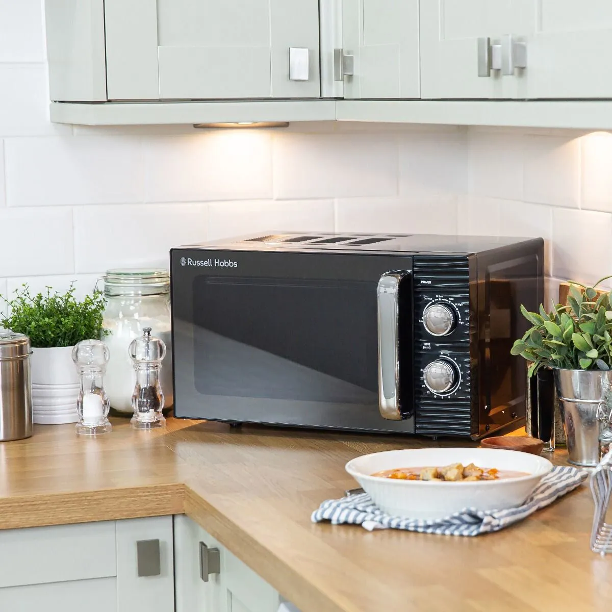 Russell Hobbs RHM1731B microwave Black Solo microwave Countertop 17 L 700 W