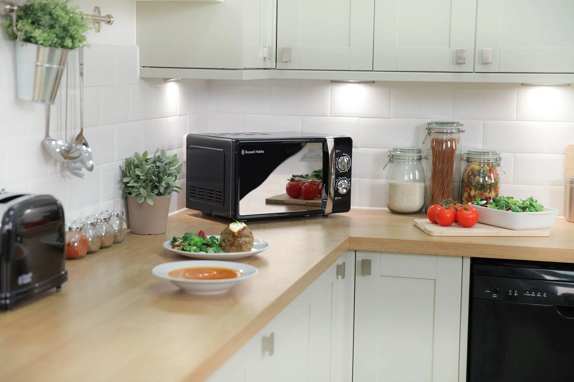 Russell Hobbs RHMM701B-N microwave Black Solo microwave Countertop 17 L 700 W