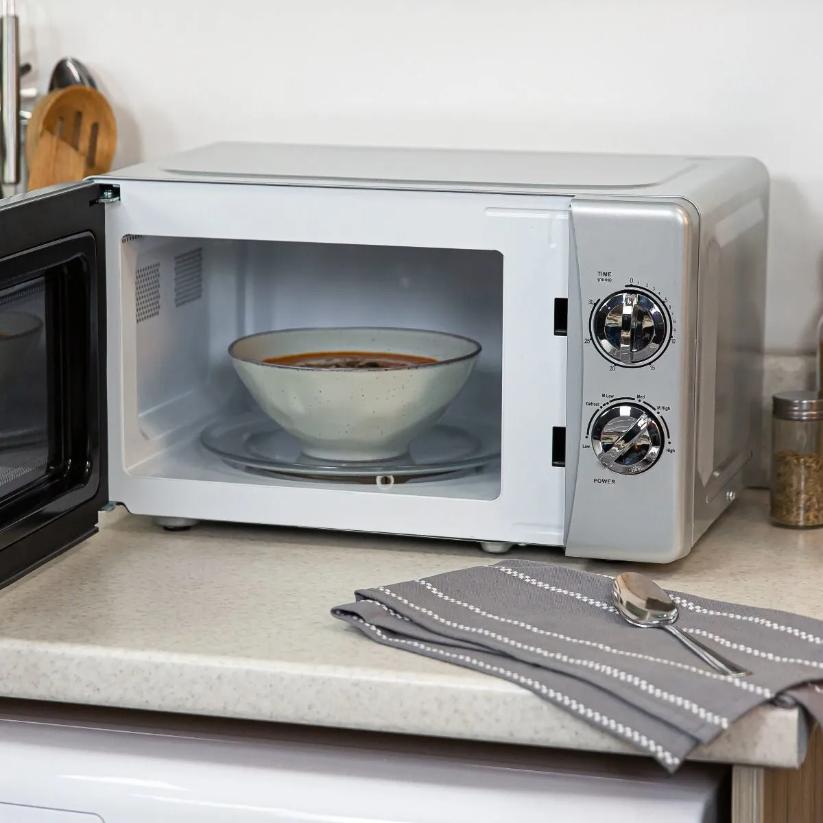 Russell Hobbs RHMM701S-N microwave Silver Solo microwave Countertop 17 L 700 W