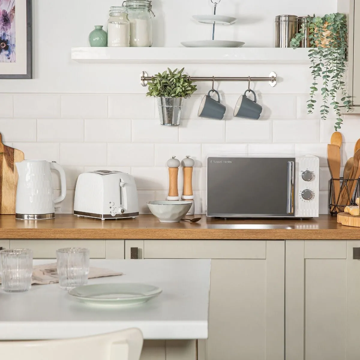 Russell Hobbs RHMM715 microwave White Solo microwave Countertop 17 L 700 W