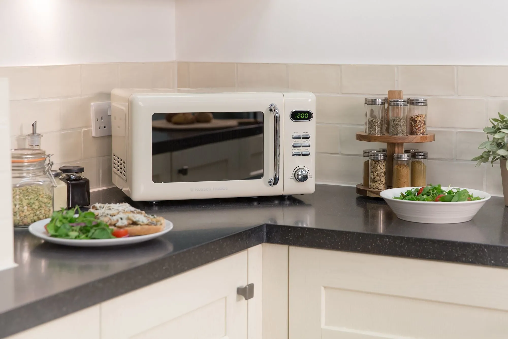 Russell Hobbs RHRETMD706C-N microwave Cream Solo microwave Countertop 17 L 700 W