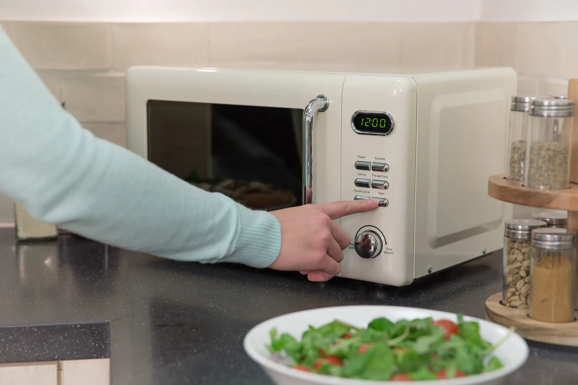 Russell Hobbs RHRETMD706C-N microwave Cream Solo microwave Countertop 17 L 700 W