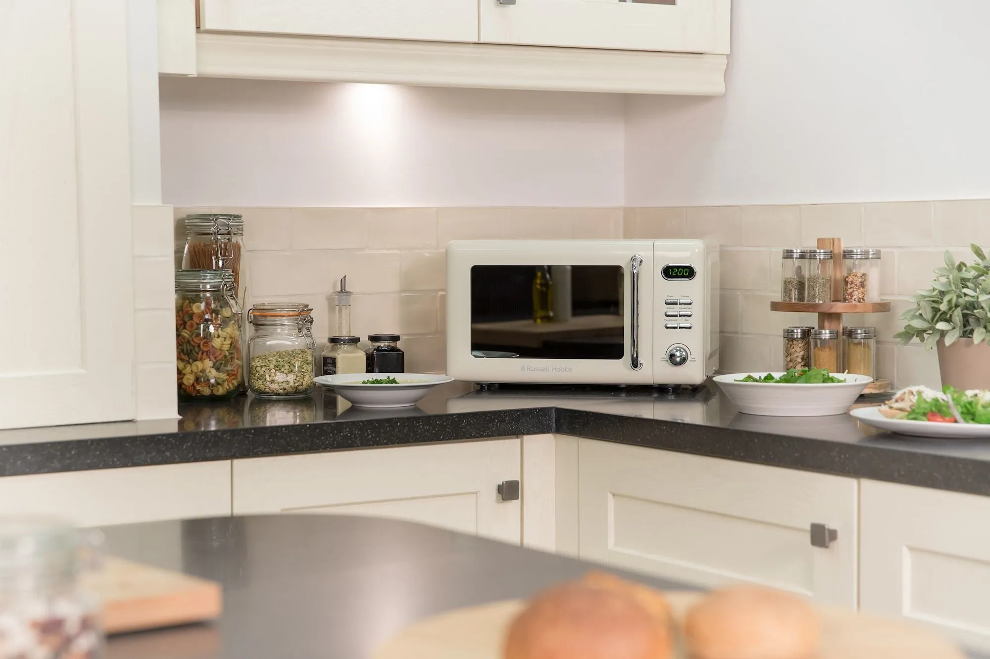 Russell Hobbs RHRETMD706C-N microwave Cream Solo microwave Countertop 17 L 700 W
