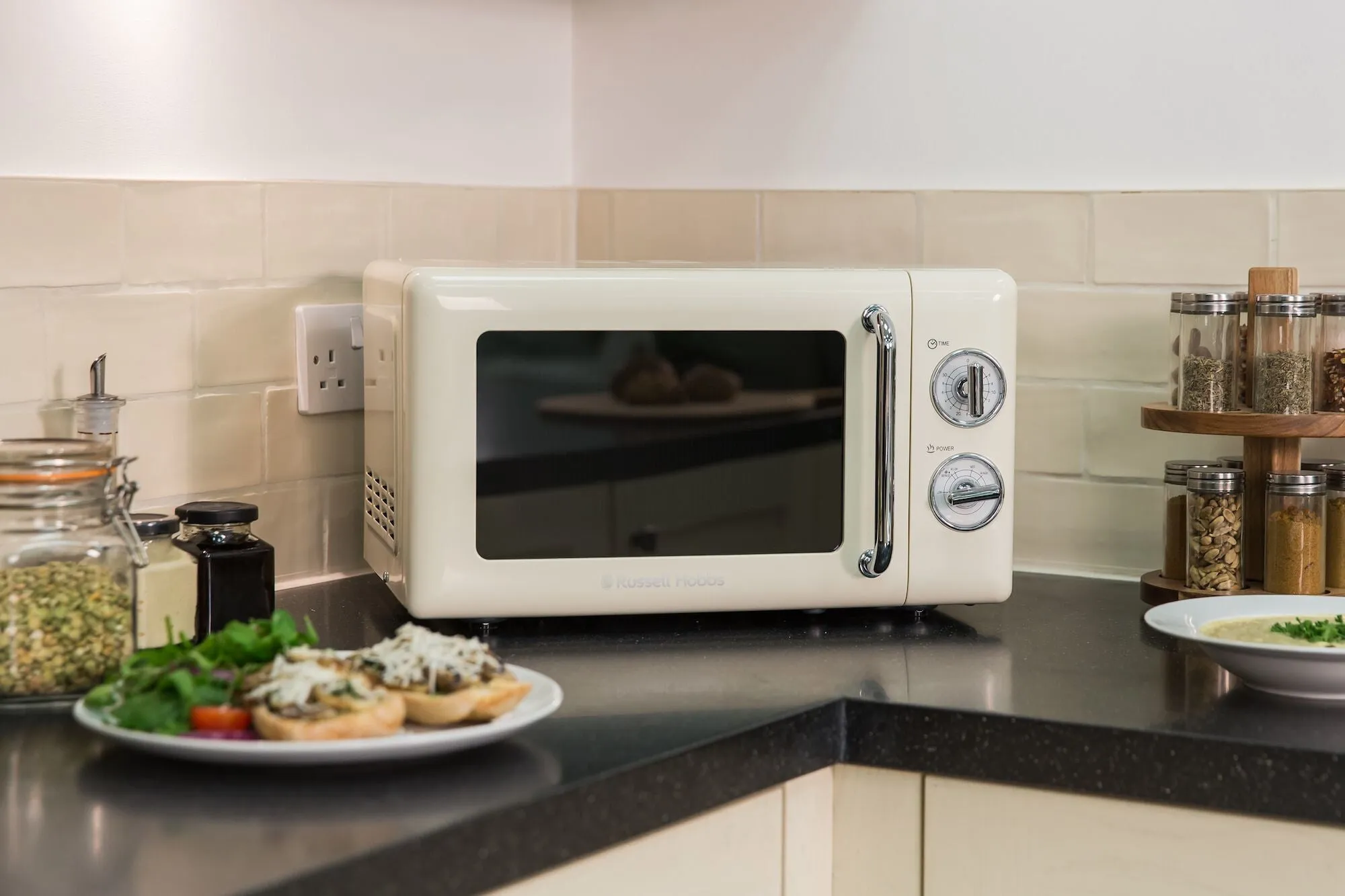Russell Hobbs RHRETMM705C-N microwave Cream Solo microwave Countertop 17 L 700 W
