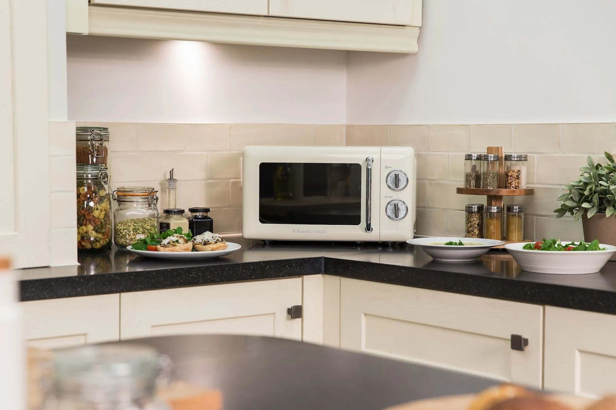 Russell Hobbs RHRETMM705C-N microwave Cream Solo microwave Countertop 17 L 700 W