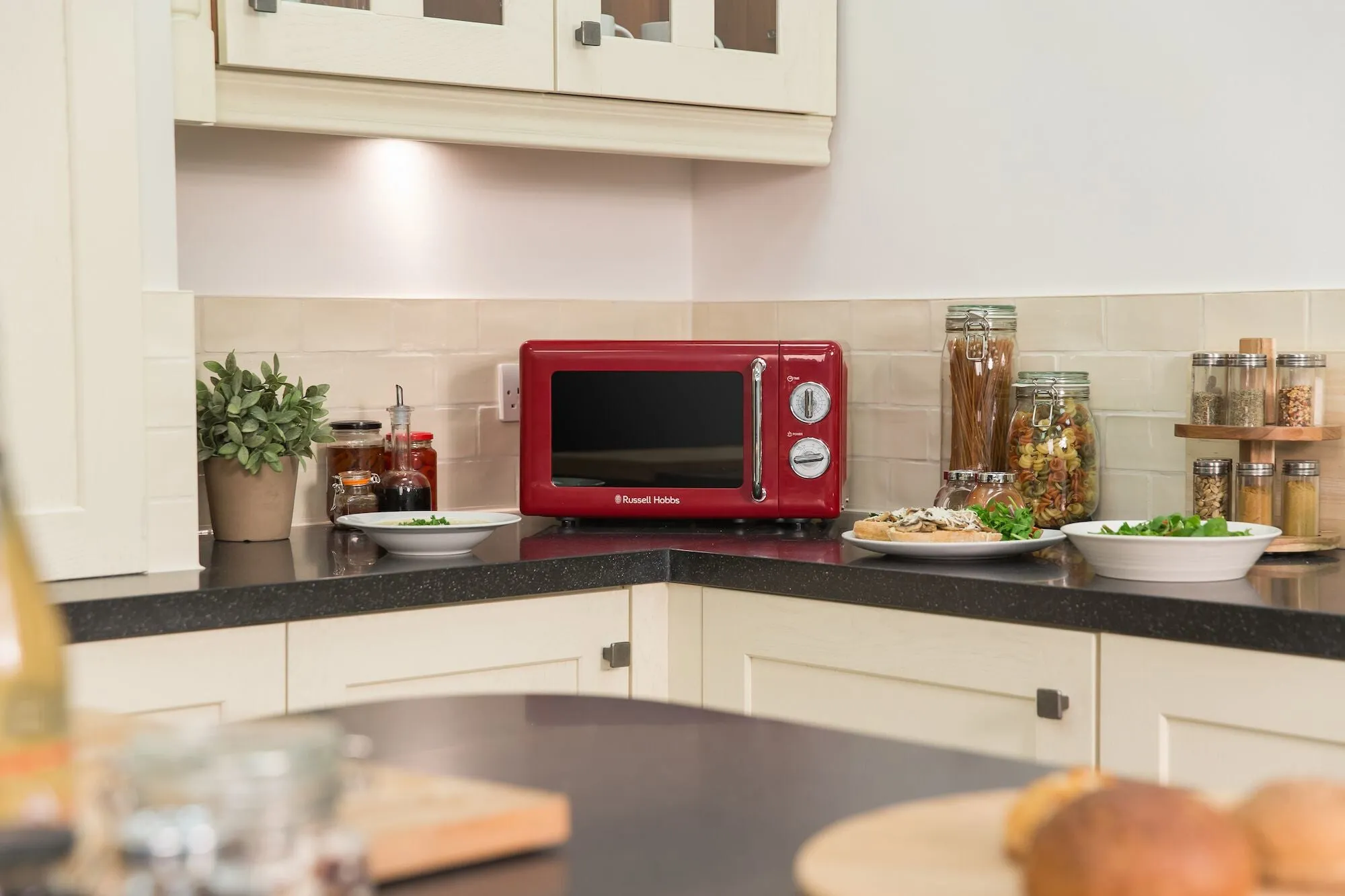 Russell Hobbs RHRETMM705R-N microwave Red Solo microwave Countertop 17 L 700 W
