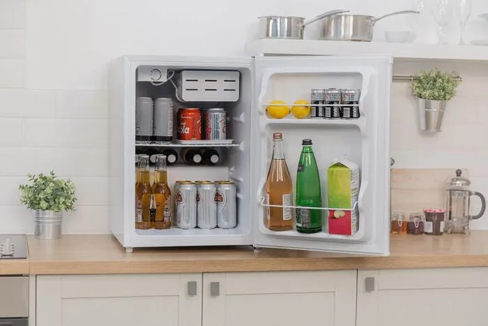 Russell Hobbs RHTTF67W fridge Freestanding 67 L F White