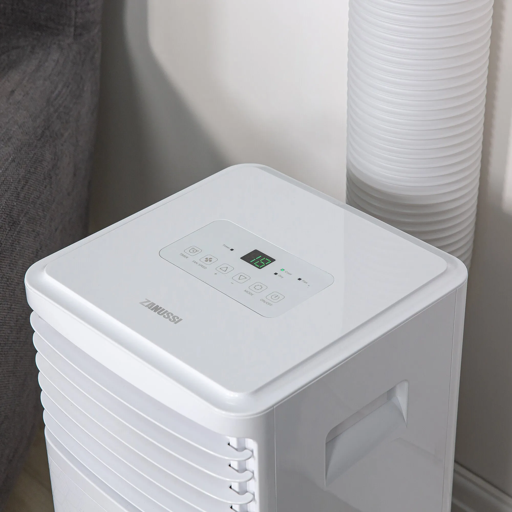 Zanussi ZPAC7001 portable air conditioner 0.6 L 64 dB 670 W White